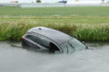 Autoruit inslaan onder water