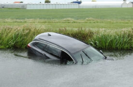 Autoruit inslaan onder water