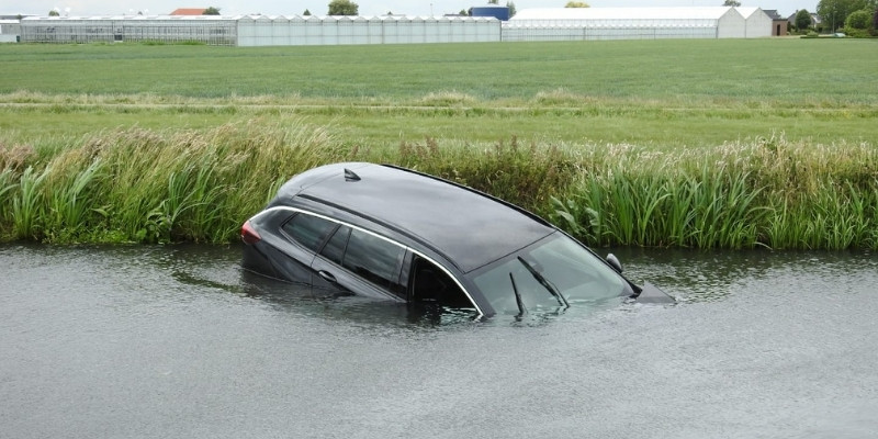Autoruit inslaan onder water